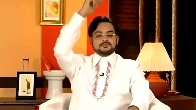 Chalo Bhai Dekho Ab Mai Kya Karta Hun meme HD still Aamir Liaquat original reaction moment from live TV, perfect for reels, edits, and funny social media content