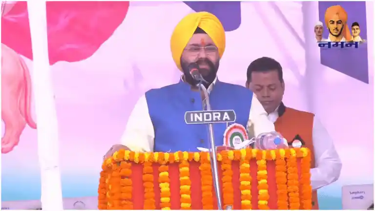 Amarpreet Singh Kale speaking with one hand raised at Agrico Maidan, Jamshedpur, during the 2017 martyrs’ tribute event